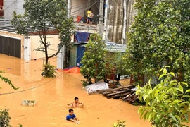 Bộ Y tế hướng dẫn người dân các biện pháp làm sạch nước sau lũ