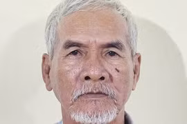 Bắt tạm giam người đàn ông 71 tuổi hiếp dâm bé gái 10 tuổi ở An Giang