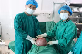 Phẫu thuật thành công khối u xơ tử cung 3,5 kg cho người phụ nữ ở Lai Châu