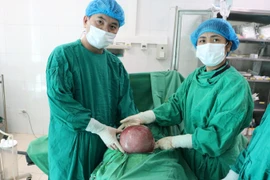 Phẫu thuật thành công khối u xơ tử cung 3,5 kg cho người phụ nữ ở Lai Châu