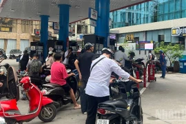 Người dân mua xăng tại một cửa hàng bán lẻ ở Hà Nội trong bối cảnh giá xăng dầu trong nước biến động mạnh theo thị trường thế giới. (Ảnh: Minh Phương)