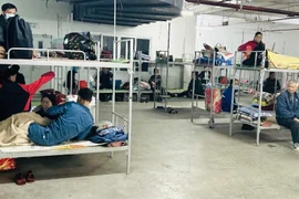 Biến hầm xe thành nơi nghỉ tạm cho người nhà bệnh nhân