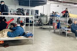 Biến hầm xe thành nơi nghỉ tạm cho người nhà bệnh nhân