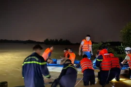 Cứu 4 người dân bị lũ cô lập trên sông khi đi bắt dế ở Quảng Trị