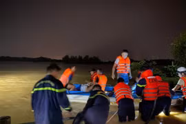 Cứu 4 người dân bị lũ cô lập trên sông khi đi bắt dế ở Quảng Trị