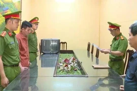 Khởi tố 2 người sản xuất, buôn bán khô gà, heo cháy tỏi giả