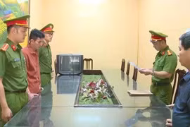 Khởi tố 2 người sản xuất, buôn bán khô gà, heo cháy tỏi giả