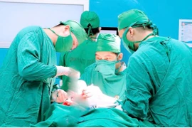 Ghép sọ tự thân cho thiếu niên ở Quảng Ninh