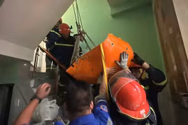 Cứu người đàn ông nặng 150 kg bị tai biến, kẹt ở tầng 3 căn nhà sâu trong hẻm