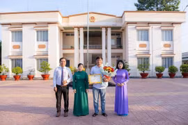 Người hùng cứu bé đuối nước nhận giấy khen từ chính quyền xã 