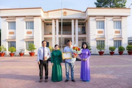 Người hùng cứu bé đuối nước nhận giấy khen từ chính quyền xã 