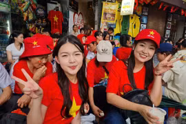 Tràng Thi – Tràng Tiền kín chỗ, người dân đổ về chờ xem diễu binh 2/9 