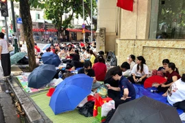 Người dân tập trung đông kín ở nút giao Tràng Thi chờ xem diễu binh A80