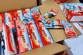 Phát hiện 14.000 gói Thanh Cua tẩm vị ăn liền nhập lậu 