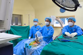 Phẫu thuật nội soi cột sống không gây mê, xu hướng điều trị hiện đại