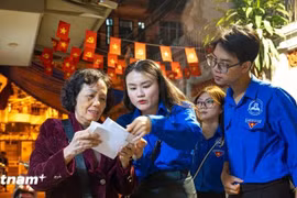 'Nước rút' chuẩn bị phiếu bầu, gõ cửa từng nhà phát thẻ cử tri ở Hà Nội