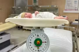 Sản phụ 34 tuổi ở Phú Thọ sinh bé gái nặng 5 kg