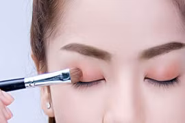 Bí quyết giữ lớp trang điểm không bị lem trôi trong mùa xuân ẩm ướt