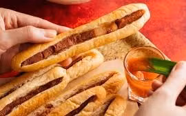 Nhiều cư dân tại một chung cư ở TP HCM nghi ngộ độc sau khi ăn bánh mì que