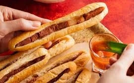 Nhiều cư dân tại một chung cư ở TP HCM nghi ngộ độc sau khi ăn bánh mì que