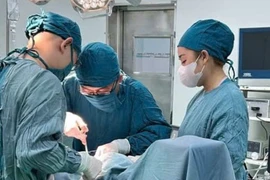 Bóc tách khối u tuyến cận giáp hiếm gặp cho người đàn ông 46 tuổi