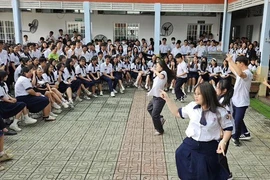 Từ tháng 1/2026, nhiều trường ở TP HCM hạn chế dùng điện thoại giờ ra chơi