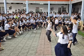 Từ tháng 1/2026, nhiều trường ở TP HCM hạn chế dùng điện thoại giờ ra chơi