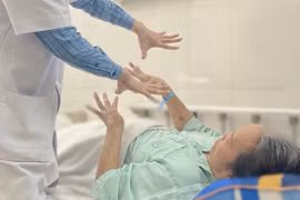 Điều trị thành công cho người phụ nữ bị viêm đa rễ và dây thần kinh cấp tính