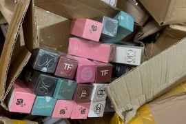 Đột kích kho nước hoa giả các thương hiệu nổi tiếng 