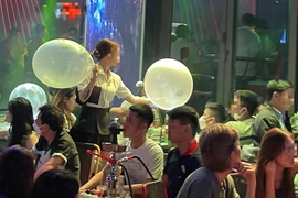 Nam thanh niên 20 tuổi tổn thương tủy cổ vì lạm dụng bóng cười