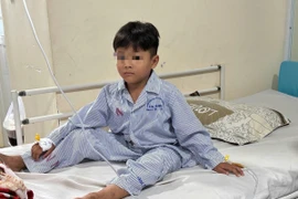 Bé trai 6 tuổi nuốt 4 viên nam châm gây thủng ruột