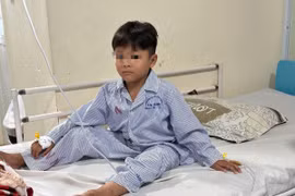 Bé trai 6 tuổi nuốt 4 viên nam châm gây thủng ruột