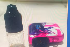 Nam sinh bị rối loạn tâm thần và hành vi do sử dụng thuốc lá điện tử