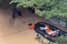 Cao Bằng ngập sâu, một thuyền cứu hộ gặp nạn khi cứu dân 