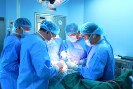 11 tiếng phẫu thuật cứu sống người mắc ung thư trực tràng tái phát