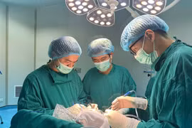 Người đàn ông đột ngột ngất xỉu khi đang ngồi chơi với bạn