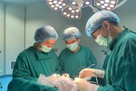 Người đàn ông đột ngột ngất xỉu khi đang ngồi chơi với bạn