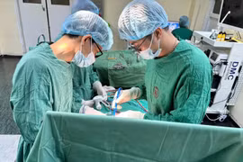 Giúp người phụ nữ thoát khỏi khối u mỡ khổng lồ ở lưng