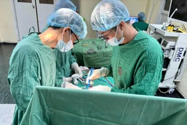 Giúp người phụ nữ thoát khỏi khối u mỡ khổng lồ ở lưng