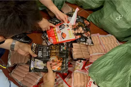 Hà Nội kịp thời ngăn chặn gần 1 tấn xúc xích trôi nổi