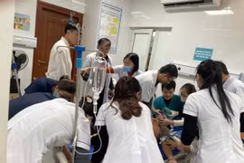 Cứu sống người đàn ông 63 tuổi bất ngờ đổ gục, hôn mê khi đang khám bệnh