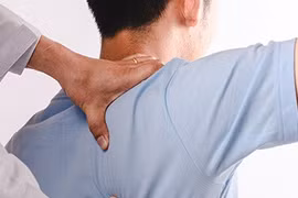 Thói quen xấu khiến nam thanh niên mắc hội chứng "cổ thẳng" 