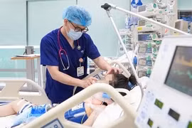 Cứu sống bé gái 11 tuổi bị tai nạn cửa cuốn nguy kịch