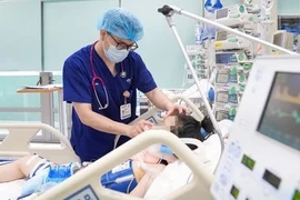 Cứu sống bé gái 11 tuổi bị tai nạn cửa cuốn nguy kịch