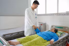 Cứu sống kịp thời cụ bà 72 tuổi thủng đại tràng sigma nguy kịch tại bệnh viện
