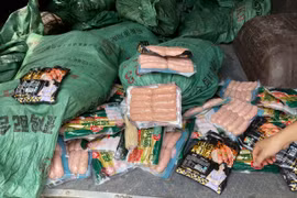 Lạng Sơn phát hiện xe tải chở 800 túi xúc xích nhập lậu 