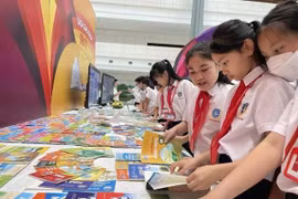 Hà Nội dự kiến miễn phí sách giáo khoa và hỗ trợ học sinh đầu năm học mới
