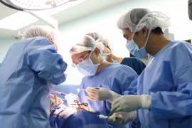 Nghẹt thở cứu người phụ nữ 53 tuổi có khối u 'khổng lồ' trên nền sọ