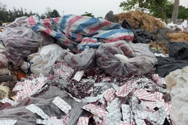 Hàng trăm vỉ thuốc bị vứt ngổn ngang bên đường ở Đà Nẵng
