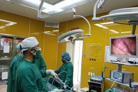 Người đàn ông 68 tuổi bị dị vật kim loại “đi lạc” xuyên thủng dạ dày vào tụy